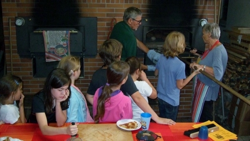 Kinder und Erwachsene backen im Backhaus