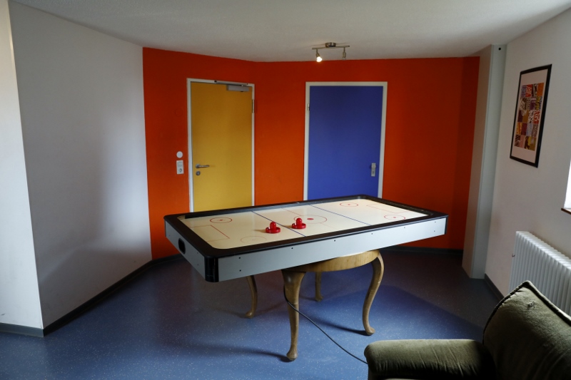 Der Multifunktionsraum im Jugendhaus mit Spielgerät