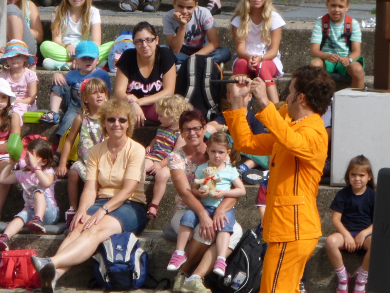 Artist Robin Mehnert bei Aufführung vor Kindern und Erwachsenen