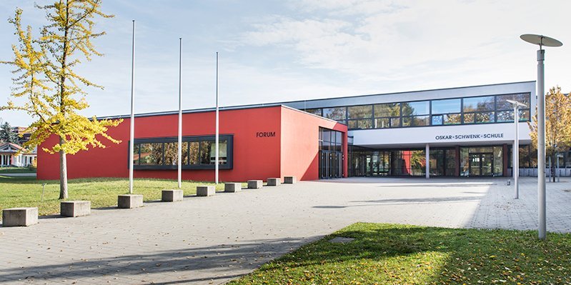 Ansicht der Oskar-Schwenk-Schule mit Forum